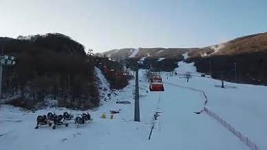 松花湖滑雪场滑雪场景视频的预览图